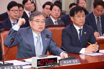 [포토] 직원들 졸고 있다는 지적에 뒤를 가리키는 조현 외교부 장관