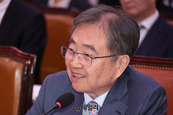 [포토] 의원들의 질문에 답하는 조현 외교부 장관