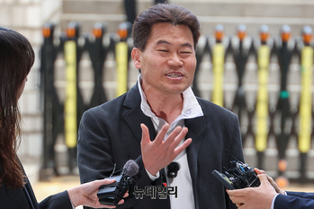 [포토] 영장심사 출석하며 입장 밝히는 전한길 대표
