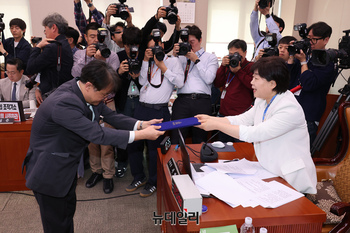 [포토] 선서문 제출하는 김태훈 대전고검 검사장