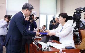 [포토] 증인선서문 제출하는 정순옥 