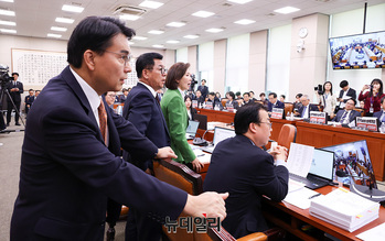 [포토] '신동욱 발언 금지·퇴장' 항의하는 국민의힘 