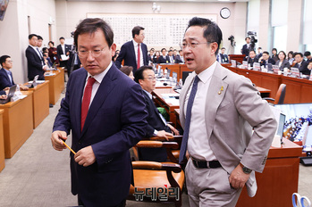 [포토] 회의장 나서는 여야간사 