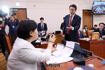 [포토] '발언권 정지' 항의하는 신동욱 의원 