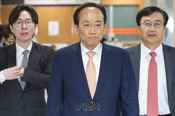 [포토] 계엄해제 표결 방해 혐의로 법원 출석하는 추경호 전 원내대표
