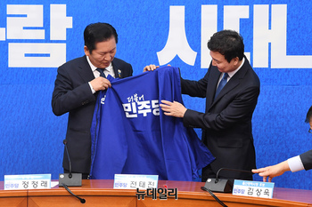 [포토] 민주당 점퍼 입는 전태진 변호사