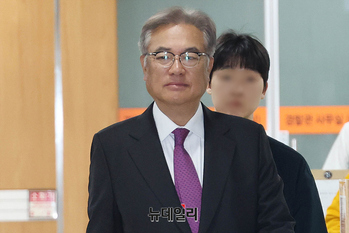 [포토] 헌법재판관 미임명 혐의로 법원 출석한 정진석 전 비서실장
