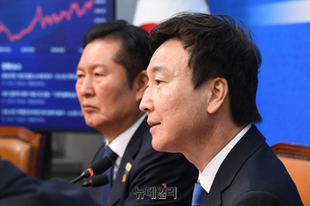 [포토] 발언하는 민주당 1호 영입인재인 전태진 변호사