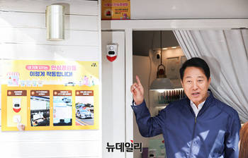 [포토] 안심경광등 점검하는 오세훈 서울시장 