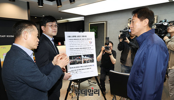 [포토] 설명듣는 오세훈 서울시장 