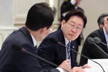 李 대통령 "공직자 행동에 따라 국가 운명 바뀌어"