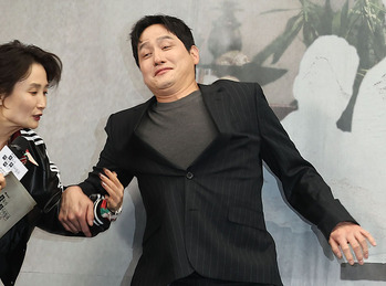 [포토] 박해준, 뒤로 넘어질뻔