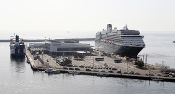 [포토뉴스] 8만2천톤 급 크루즈 '웨스테르담호', 18일 속초항 입항