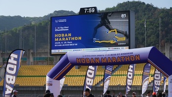 [포토뉴스] 4500여 명이 참가한 '제23회 춘천호반마라톤대회' ···  '춘천 1000인 천원나눔' 기부금 전달식 가져