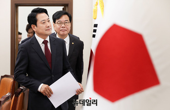 [포토] 선거 슬로건 바라보는 장동혁-송언석 