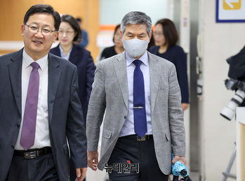 [포토] 사드기밀 유출 의혹 공판 출석하는 정경두 전 국방부 장관