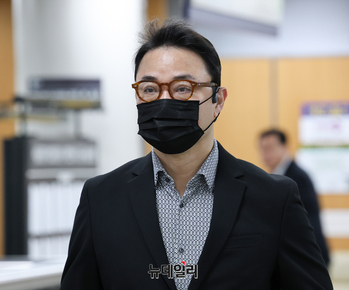 [포토] 양평 공흥지구 개발 특혜의혹 공판 출석하는 김진우 