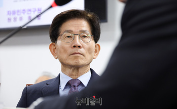 [포토] 발표듣는 김문수 전 장관 