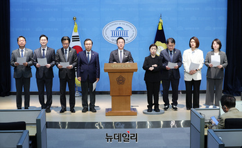 법정 밖으로 번진 대장동 공방 … '수사 흠집내기'로 본질 덮나