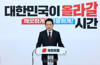 [포토] 방미성과 설명하는 장동혁 국민의힘 대표