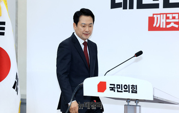 [포토] 기자간담회 참석하는 장동혁 국민의힘 대표