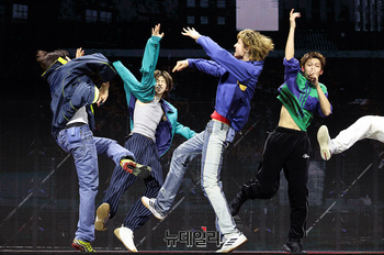 [포토] 타이틀곡 무대 선보이는 코르티스