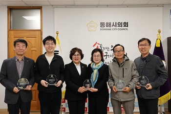 [포토뉴스] 동해시의회, 2025회계연도 결산검사 참여 외부 위원에 감사패 수여