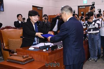 [포토] 선서문 제출하는 김규현 전 국정원장