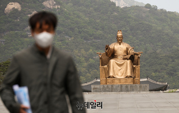 [포토] 중국발 고농도 황사 덮친 광화문