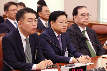 [포토] 답변하는 윤성원 전 국토교통부 1차관