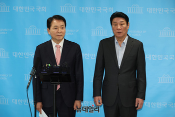 [포토] 기자들의 질문에 답하는 성일종 국회 국방 위원장