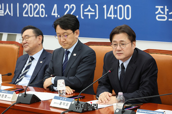 [포토] 민주당 찾은 홍익표 청와대 정무수석