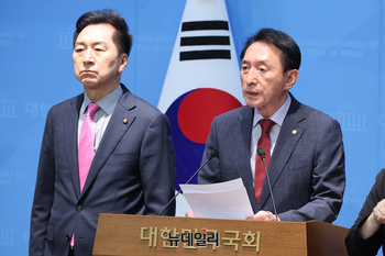 [포토] 정동영 장관 핵시설 언급 관련 발언하는 김석기 의원