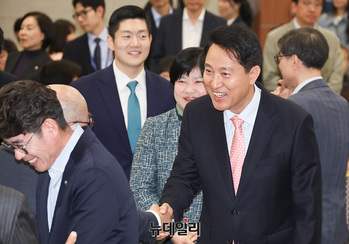 [포토] 인사나누는 오세훈 서울시장 