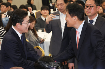 [포토] 악수 나누는 오세훈-정원오 