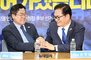 [포토] 악수하는 박찬대-송영길 