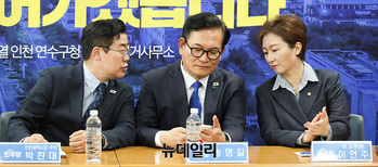 [포토] 휴대폰 확인하는 송영길 전 대표 