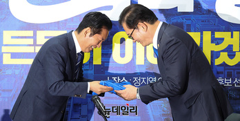 [포토] 당 점퍼 받는 송영길 전 대표 