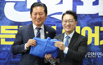 [포토] 민주당 점퍼 받는 김남준 전 청와대 대변인 