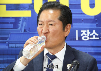 [포토] 목 타는 정청래 민주당 대표 