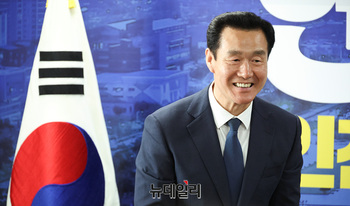 [포토] 인사하는 정지열 연수구청장 후보