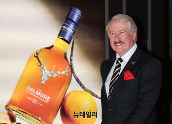 [영상] 마스터 디스틸러 '리처드 패터슨'...위스키 마시는 꿀팁 공개