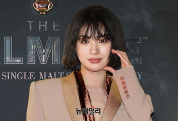 [영상] 나나, 허리라인 드러낸 과감한 복장