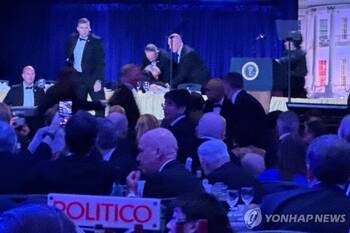 백악관 만찬서 총격 발생 충격 … 트럼프, 긴급 대피