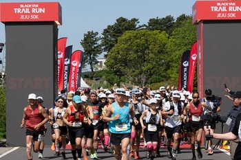 [르포] 한라산·바다 품고 1천명 질주 … 레이스 넘어 축제 된 '블랙야크 트레일 런 제주'