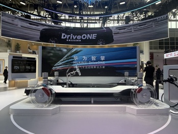 화웨이, 스마트폰처럼 전기차 찍어낸다 … 완성차 5개사 하청화로 주도권 UP