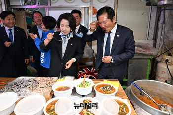 [포토] 안성중앙시장서 국밥 맛보는 정청래-추미애