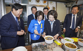 [포토] 안성중앙시장 찾은 추미애 경기지사-김보라 안성시장 후보