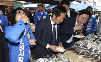 [포토] 김보라 안성시장 후보와 중앙시장 찾은 정청래 대표