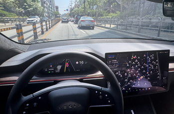 이제 테슬라 FSD도 쏘카 구독으로 … “운전대 안 잡아도 알아서 잘가네”